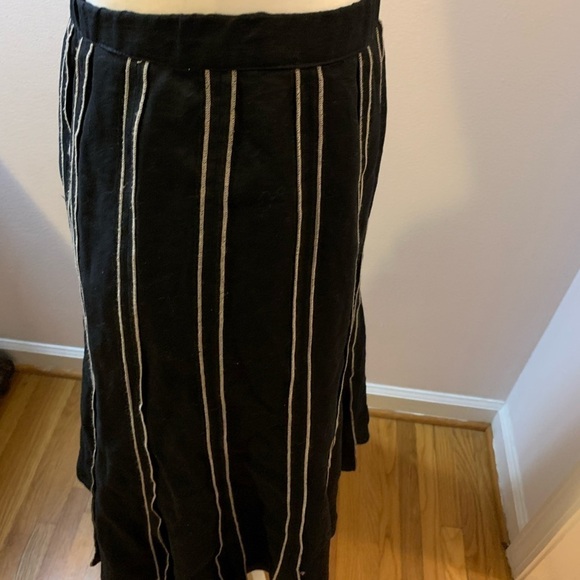 Sara Isabella linen A-line pleated black skirt, size 12 - Picture 3 of 6